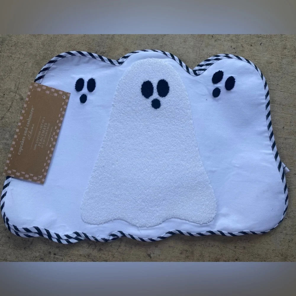 Cupcakes and Cashmere White Ghost Placemat set of 4 Brand new!  adorable detail